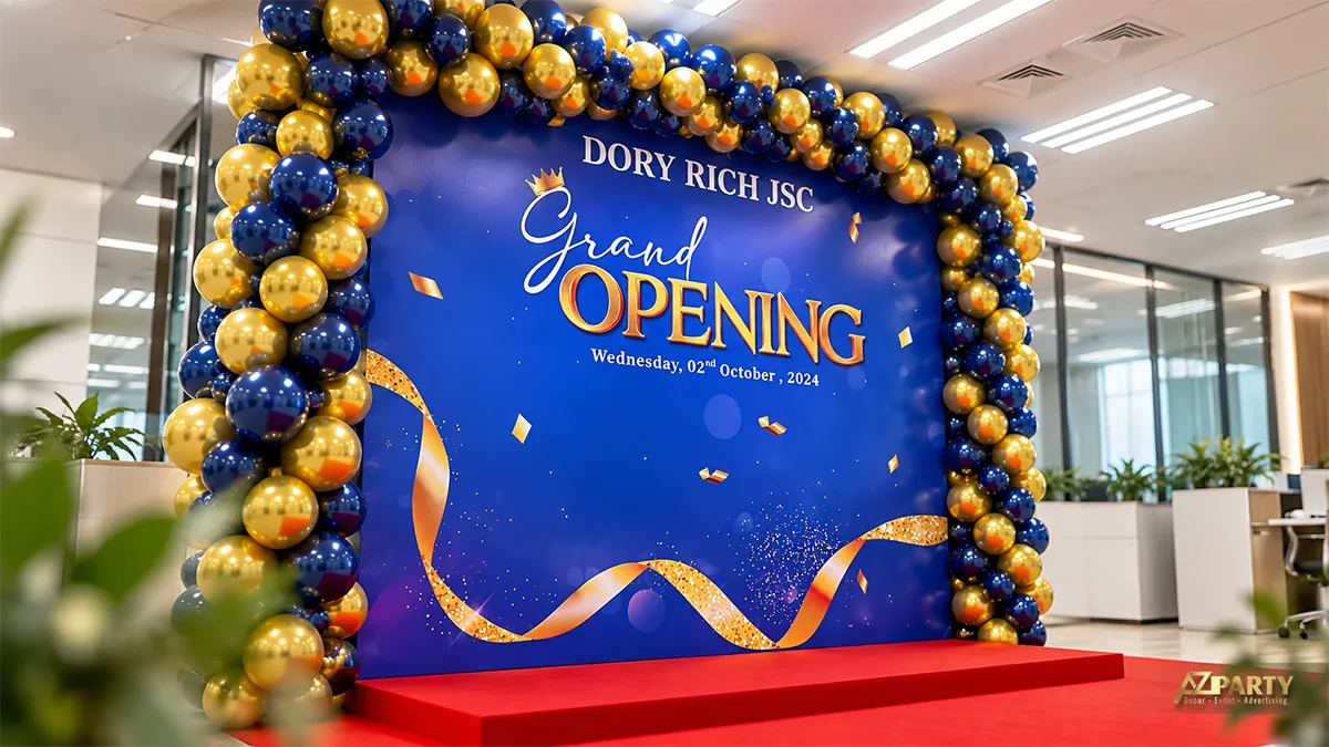 Backdrop Dory Rich và bậc sân khấu đỏ nhìn từ bên trái