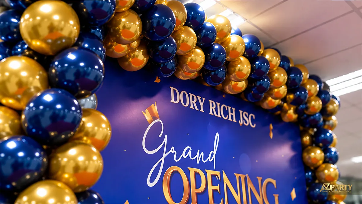 Cận bóng ánh kim xanh vàng quanh tên Dory Rich