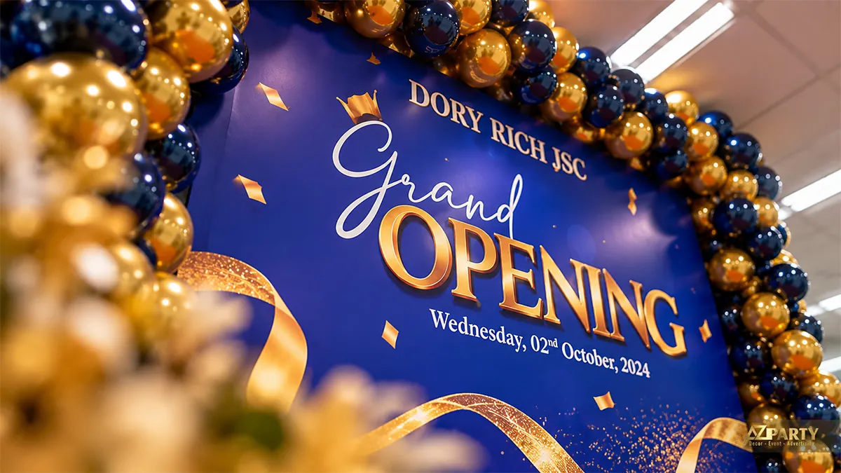 Dòng Grand Opening và ngày 02/10/2024 trên backdrop