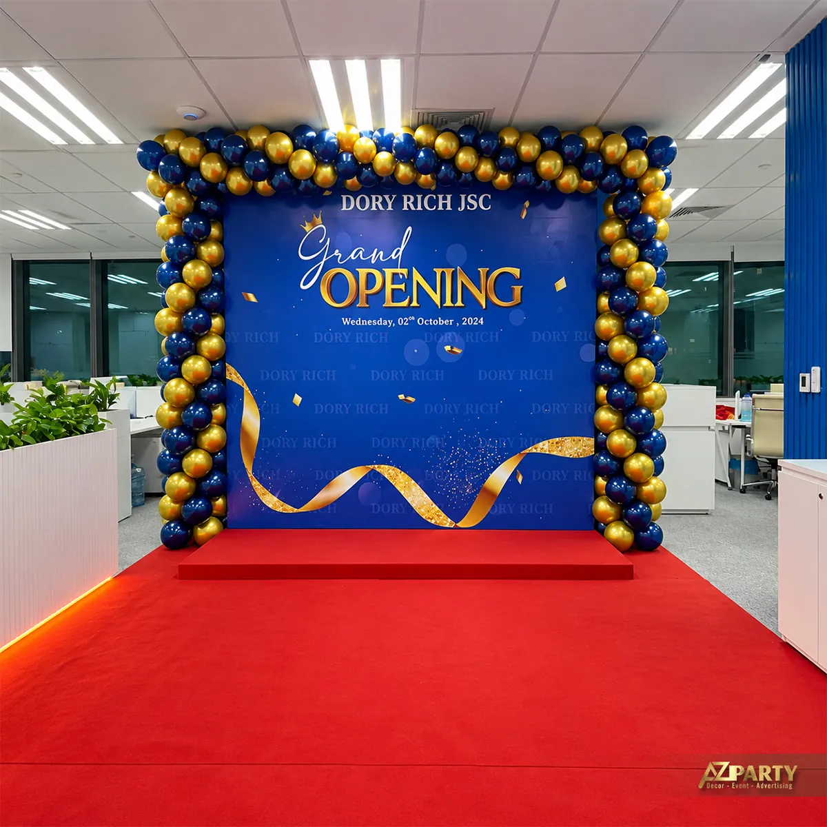 Khu vực khai trương Dory Rich với backdrop xanh vàng trong văn phòng