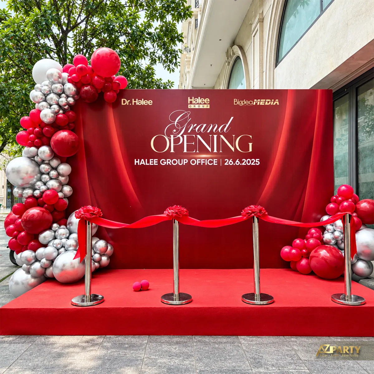 Backdrop đỏ và cụm bóng bạc tại văn phòng Halee Group