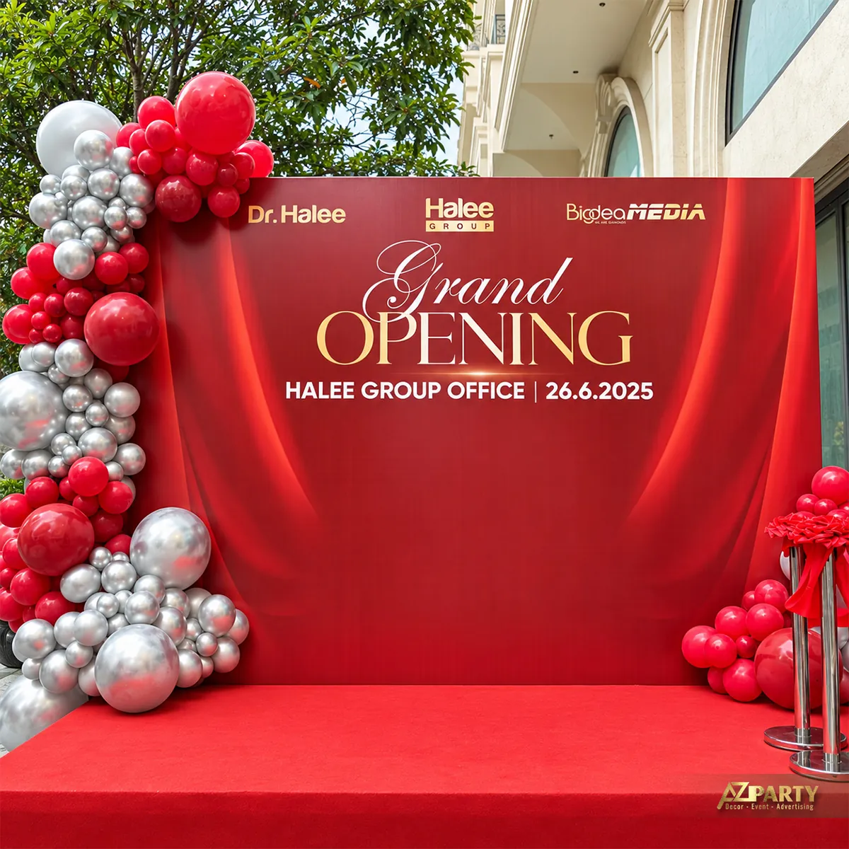 Góc chụp gần backdrop và sàn đỏ ngày khai trương Halee Group