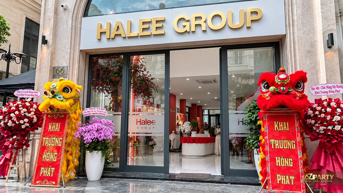 Mặt tiền Halee Group với hai chú lân và hoa chúc mừng