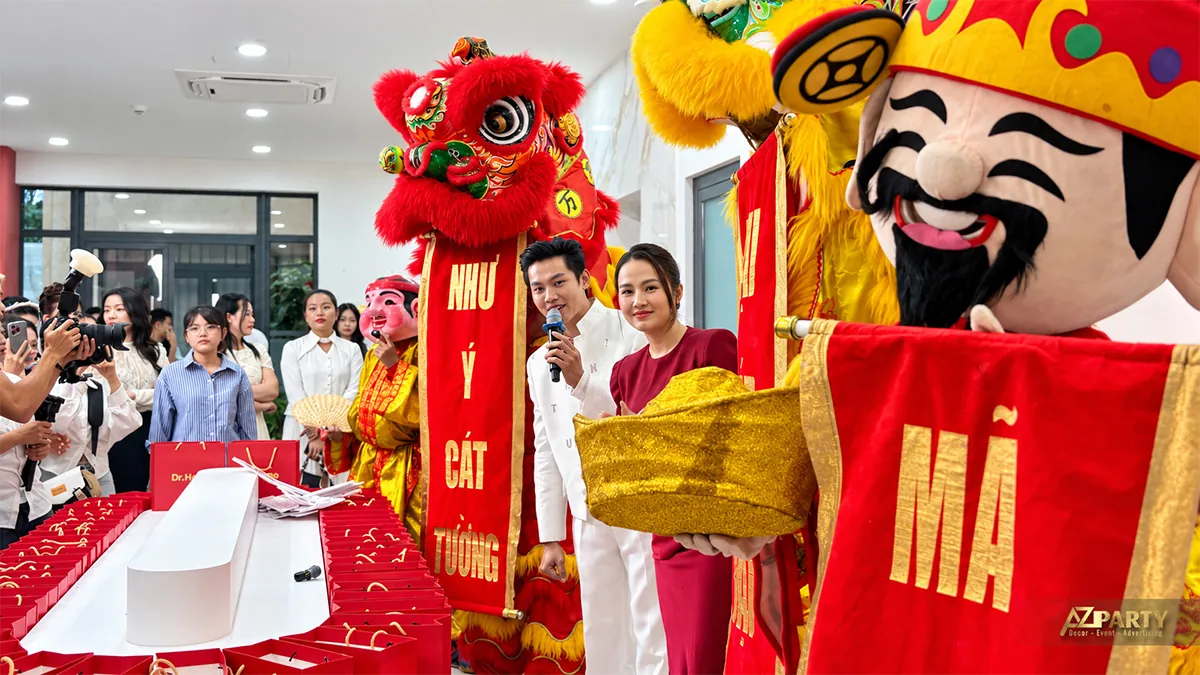 MC và khách mời giao lưu bên các túi quà đỏ