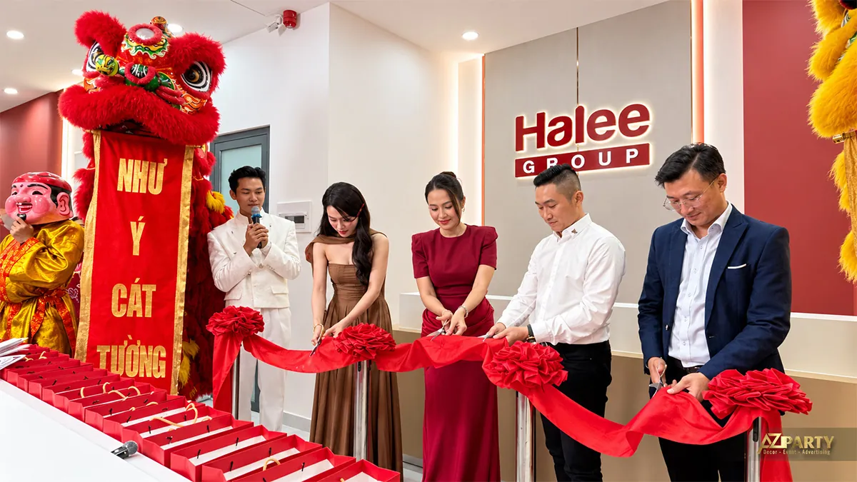 Nghi thức cắt băng trước quầy lễ tân Halee Group