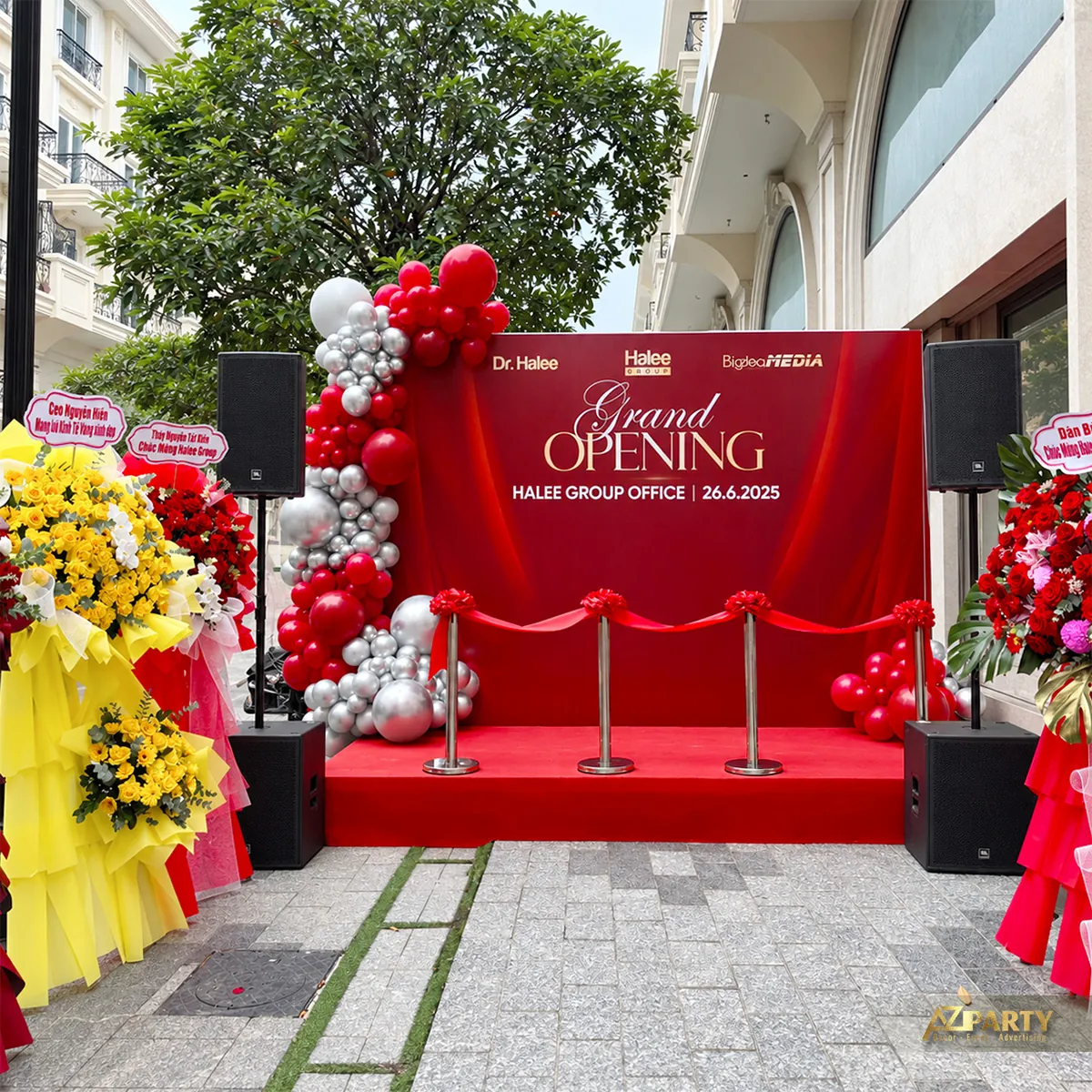 Sân khấu Grand Opening Halee Group với loa hai bên