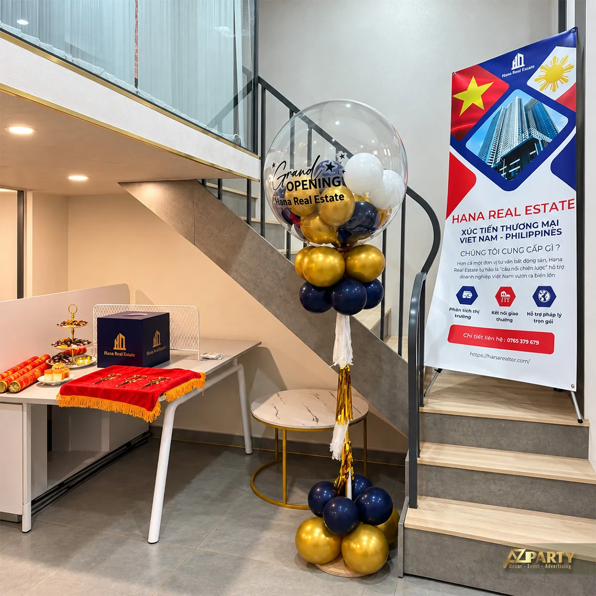 Bóng Grand Opening cạnh standee giới thiệu Hana Real Estate