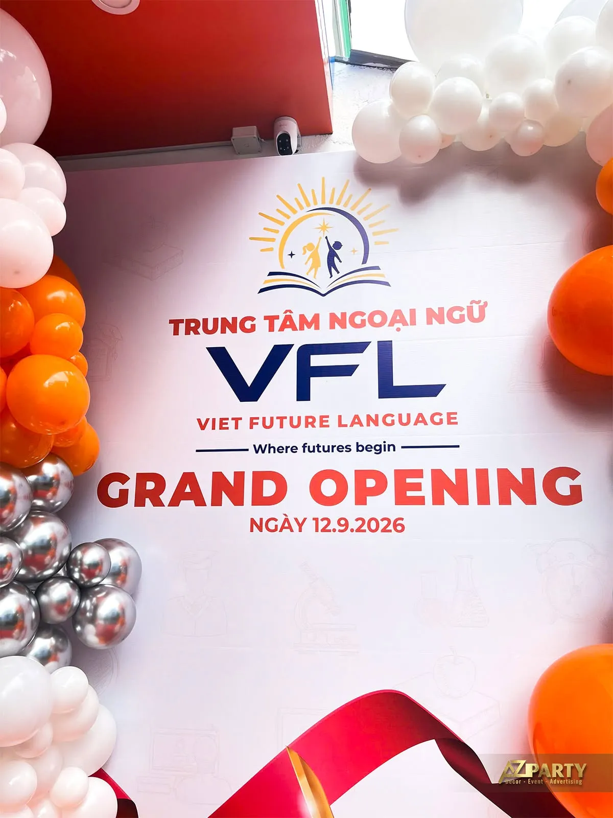 Cận logo Viet Future Language và ngày khai trương 12/09/2026 trên vách trắng