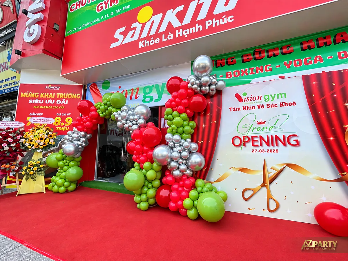 Khu vực đón khách với backdrop và cổng bóng trước phòng tập