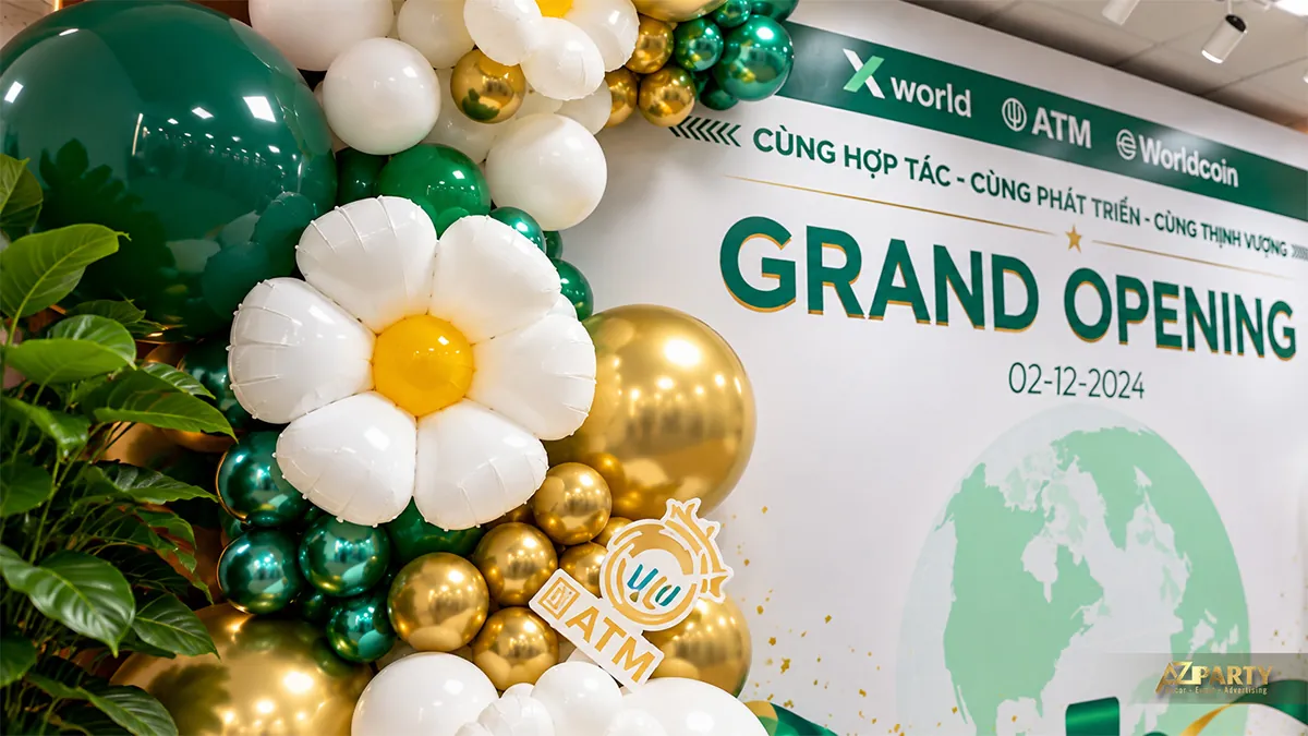 Cận bóng hình hoa cúc bên dòng chữ Grand Opening
