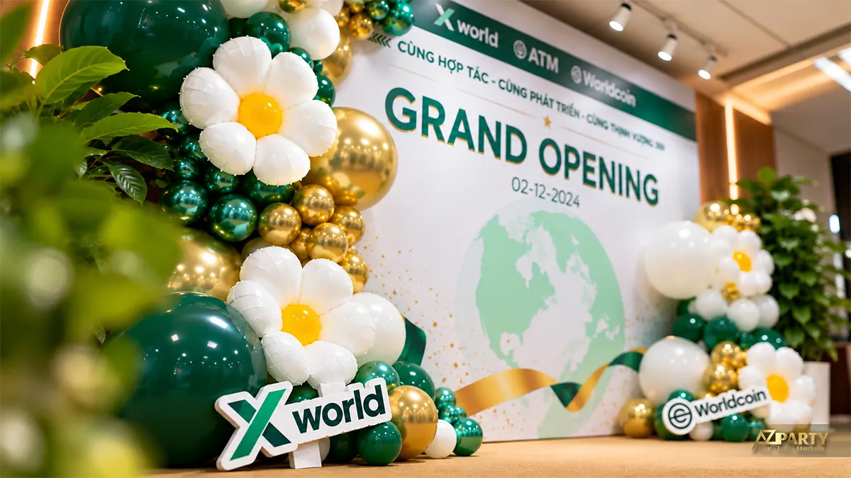Không gian khai trương XWorld với backdrop trắng xanh và bóng hoa