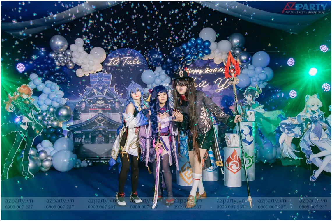 Các bạn nhỏ hóa trang cosplay các nhân vật Raiden Shogun, Hu Tao và Ganyu trong Genshin Impact trên sân khấu trang trí lâu đài Inazuma lộng lẫy.