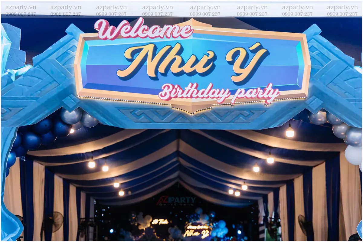 Cận cảnh bảng tên chào khách Welcome Như Ý Birthday Party thiết kế tinh tế dạng đá pha lê lấp lánh gắn đèn LED rực rỡ.