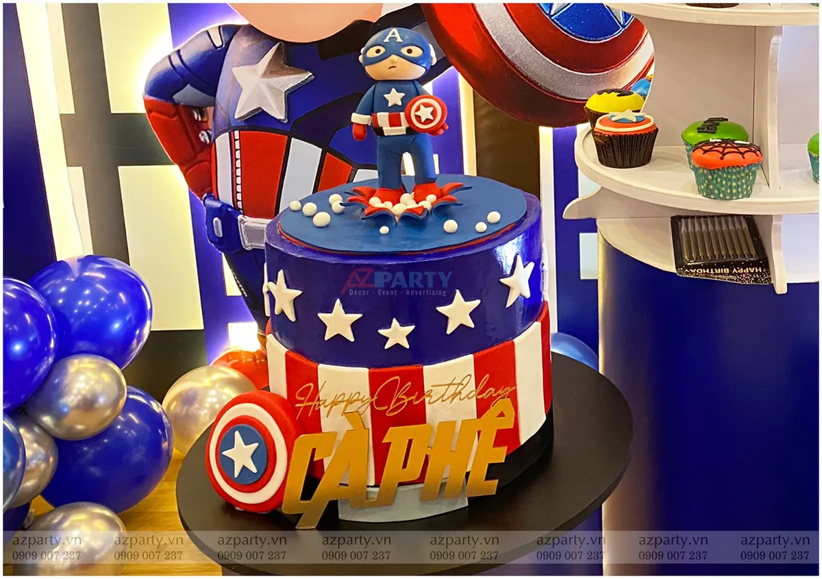 Cận cảnh chiếc bánh kem Captain America được điêu khắc công phu với khiên ngôi sao, chữ tên bé Cà Phê bằng màu vàng sang trọng.