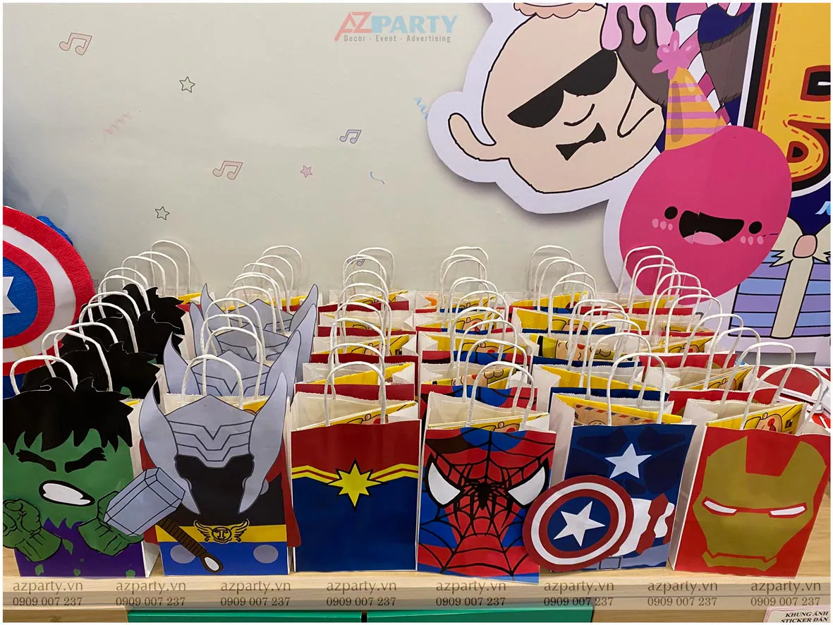 Các túi quà cảm ơn (thank-you gift bags) thiết kế hình chibi siêu anh hùng Avengers ngộ nghĩnh dành tặng cho các bé tham gia tiệc sinh nhật.