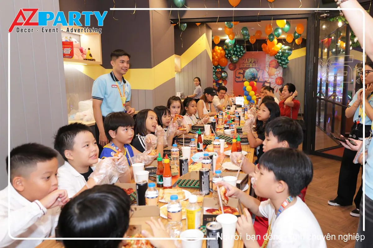Các bé cùng nhau thưởng thức đồ ăn, nước ngọt và pizza ngon miệng tại bàn tiệc sinh nhật của bé Sam tổ chức ở nhà hàng The Pizza Company.