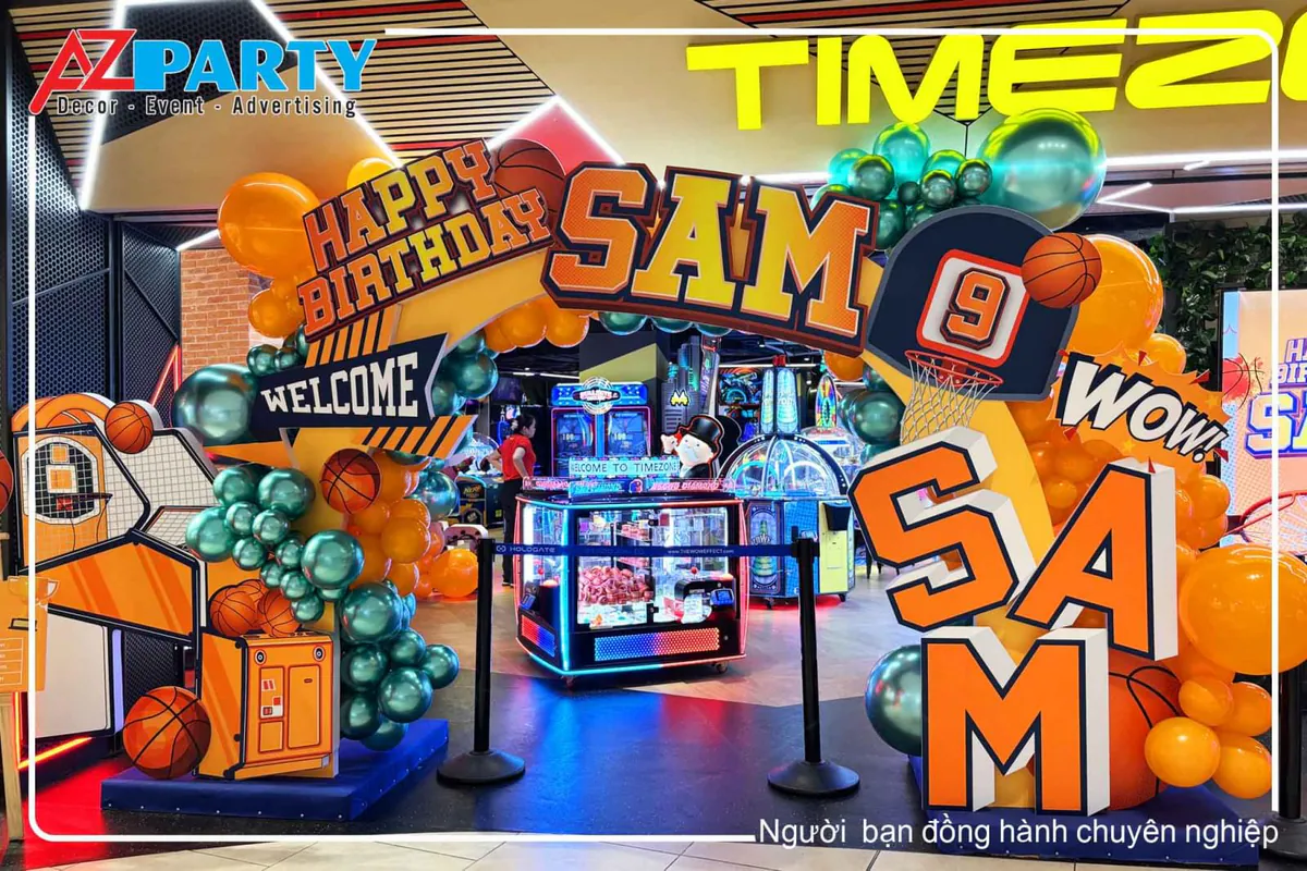 Cổng chào trang trí sinh nhật bé Sam phong cách thể thao bóng rổ vô cùng ấn tượng tại Timezone với bóng bay màu cam, vàng và xanh lục cùng chữ SAM cách điệu nổi bật.