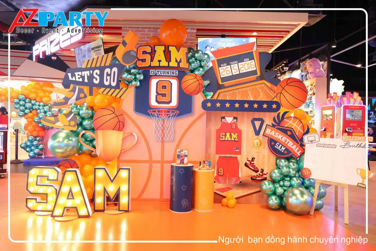 Backdrop chụp ảnh 3D trang trí tiệc sinh nhật bé Sam tròn 9 tuổi mang phong cách sân thi đấu bóng rổ vô cùng năng động, kết hợp chữ SAM gắn đèn LED nổi bật.