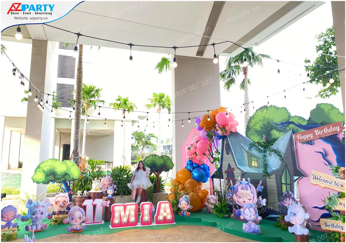 Sân khấu trang trí tiệc sinh nhật ngoài trời chủ đề Skullpanda độc đáo cho bé Mia 11 tuổi với các standee dễ thương và chữ marquee phát sáng.