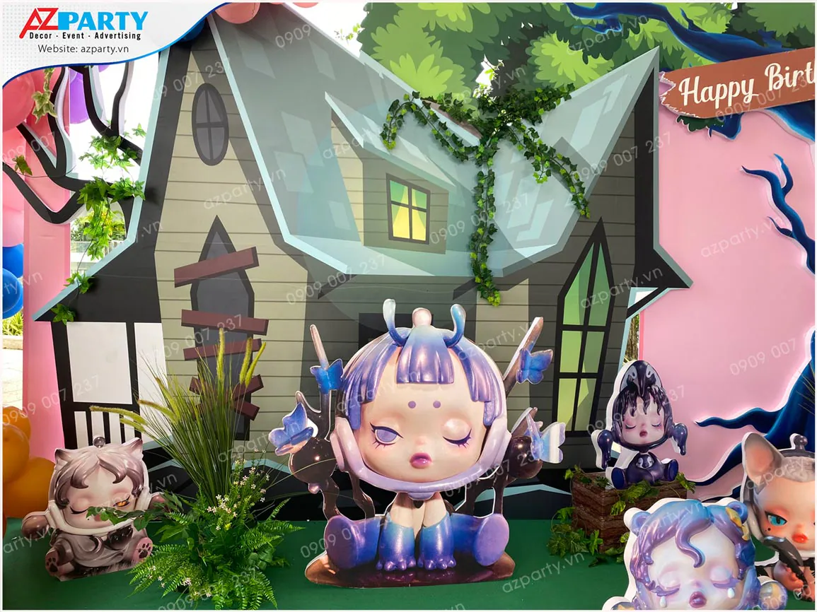 Mô hình chú búp bê Skullpanda lớn màu tím huyền bí ngồi nhắm mắt bình yên đính cánh bướm xanh hai bên đầu.