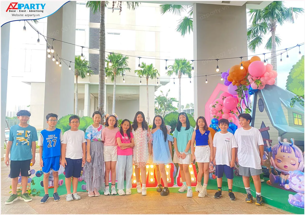 Bé Mia cùng nhóm bạn thân thiết vui vẻ chụp ảnh kỷ niệm tại khu vực trang trí sinh nhật ngoài trời.
