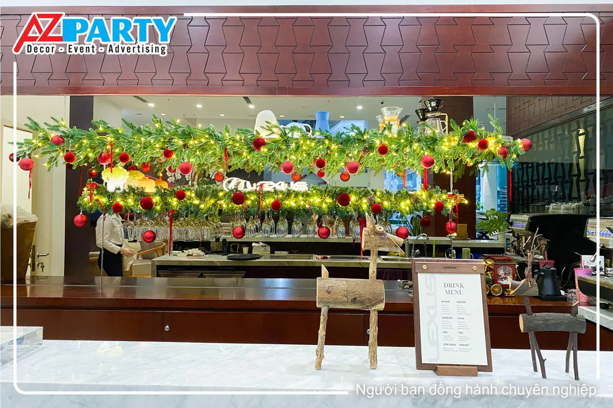 Trang trí noel quầy bar với dây thông và châu đỏ 