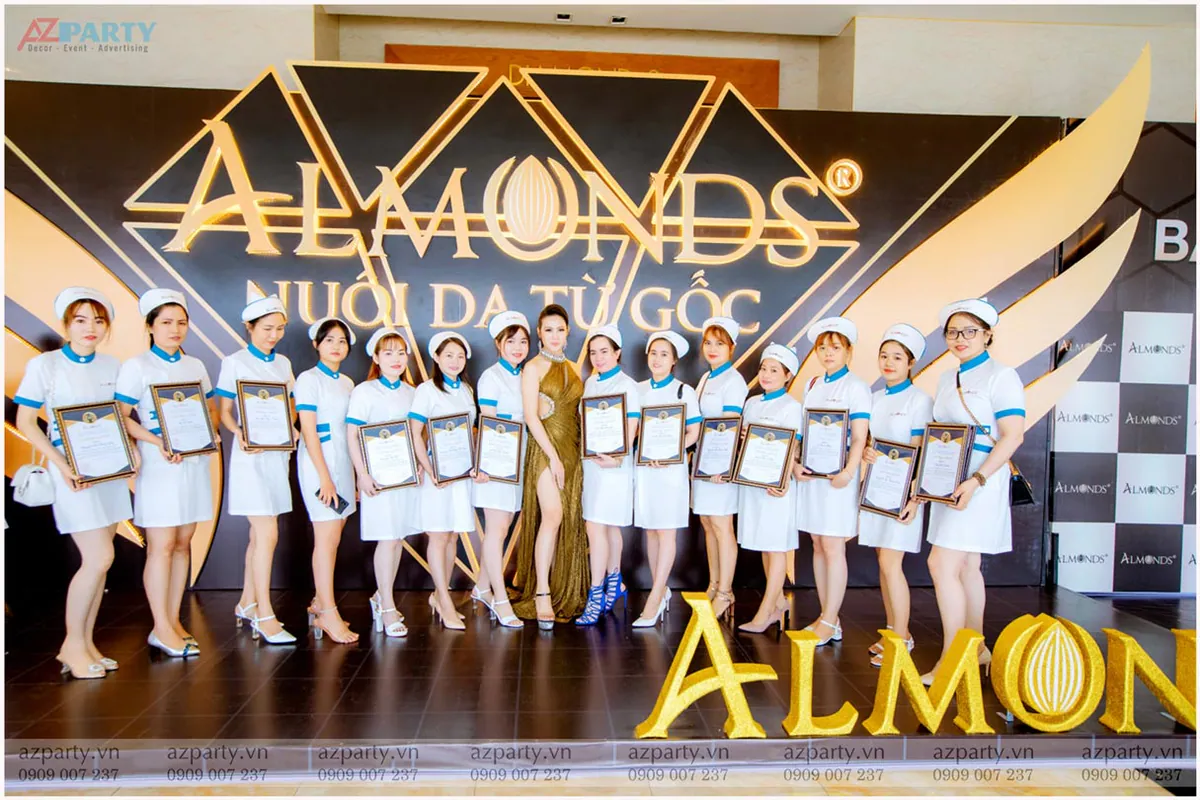 Các học viên nhận chứng chỉ hoàn thành khóa đào tạo da liễu Almonds