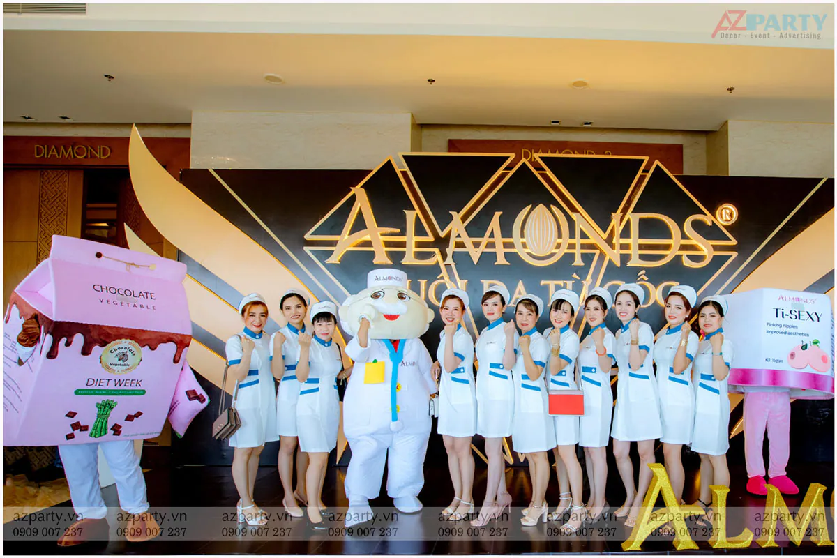 Các học viên chụp hình lưu niệm cùng các mascot sản phẩm độc đáo
