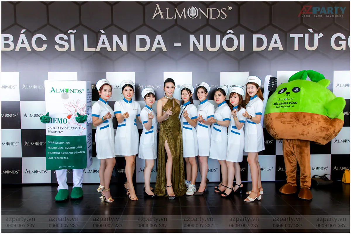 Khách mời chụp hình cùng mascot sản phẩm đặc trị da liễu và làm đẹp