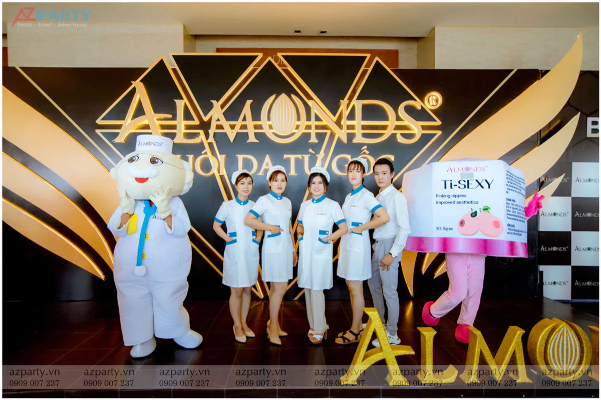Các học viên và khách mời chụp ảnh lưu niệm cùng hai mascot thương hiệu
