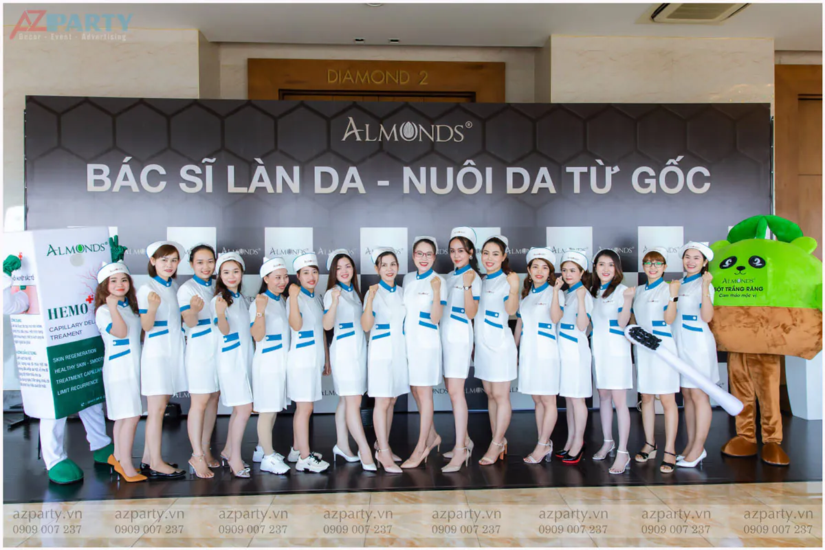 Tập thể các học viên tham gia khóa đào tạo da liễu chuyên sâu thể hiện quyết tâm