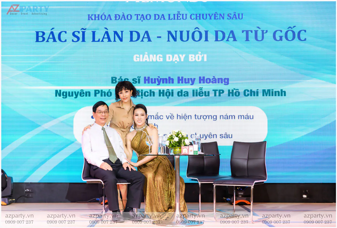 Bác sĩ Huỳnh Huy Hoàng cùng đại diện công ty trên sân khấu khóa đào tạo
