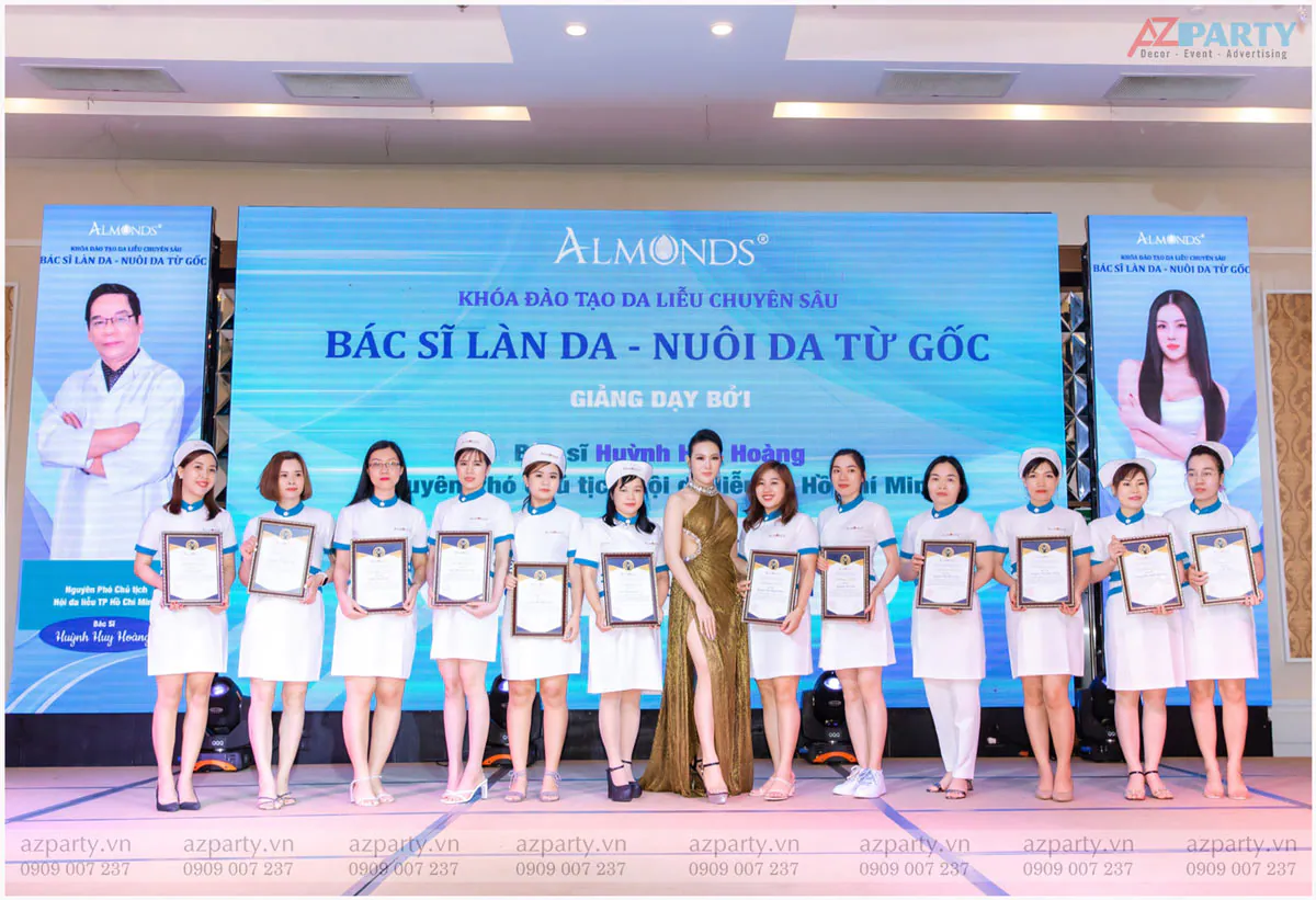 Các cá nhân xuất sắc nhận chứng nhận hoàn thành khóa đào tạo trên sân khấu