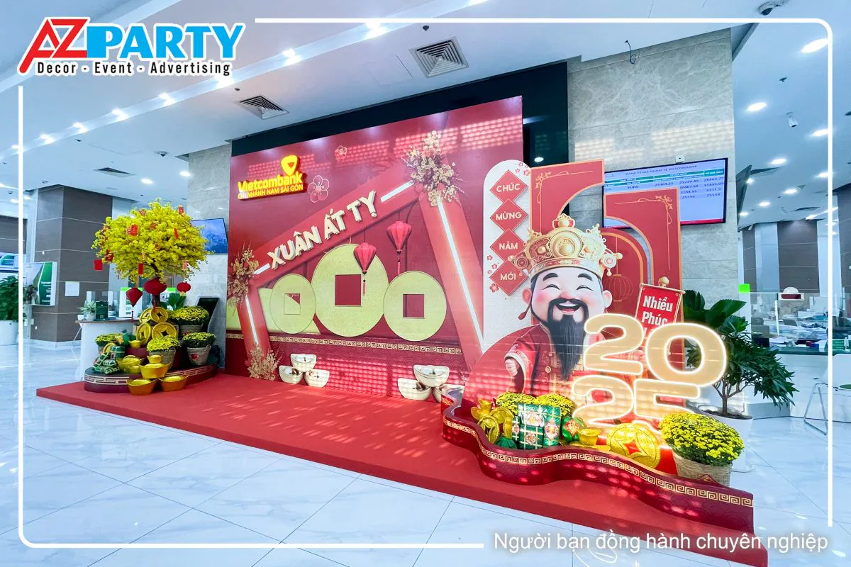 góc bên phải của tiểu cảnh, mô hình ông thần tài nổi bật trong khung hình cùng dòng chữ 2025 có đèn neon bao quanh