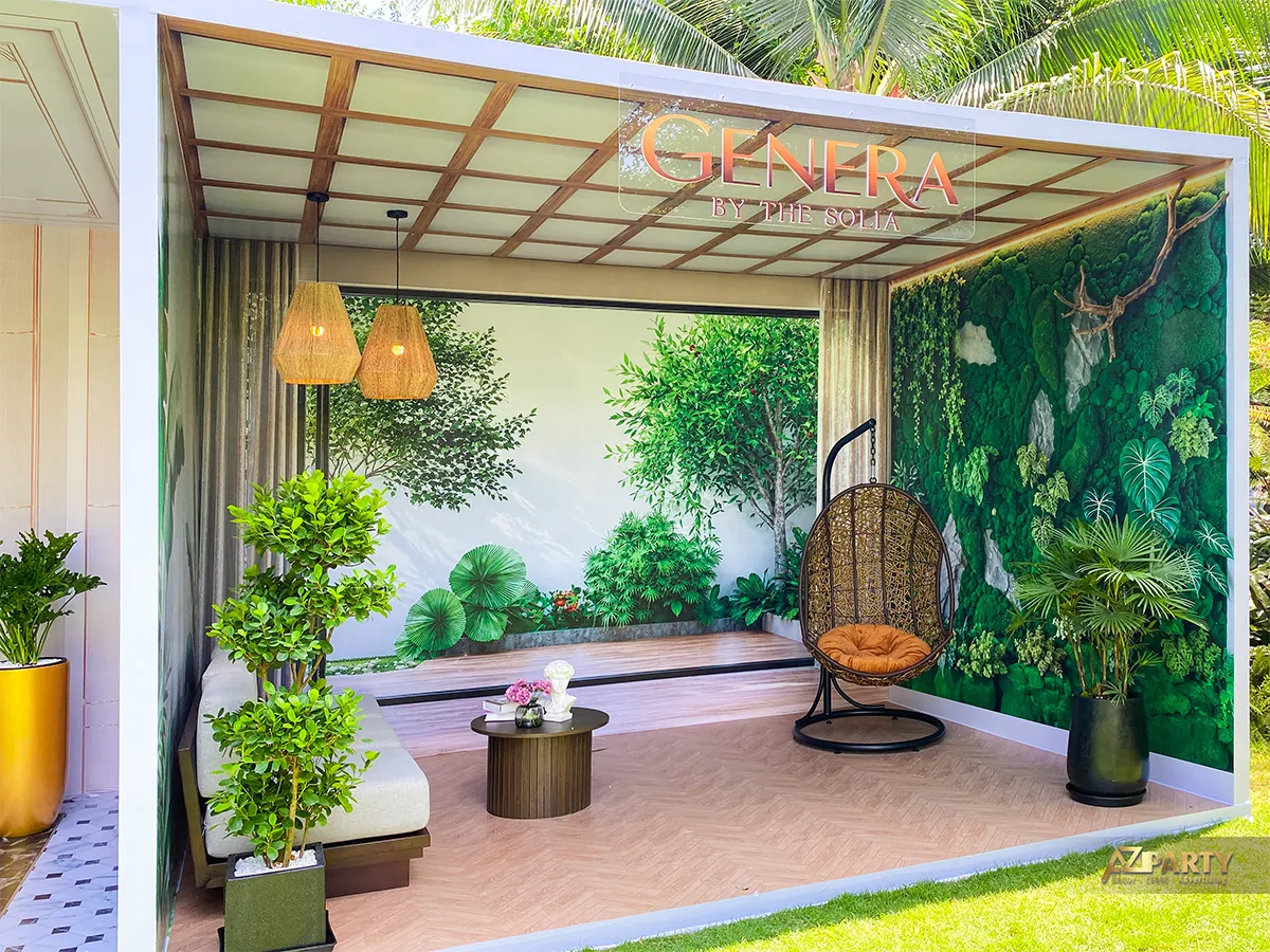 Không gian sống xanh trong booth Genera với ghế treo và mảng tường cây