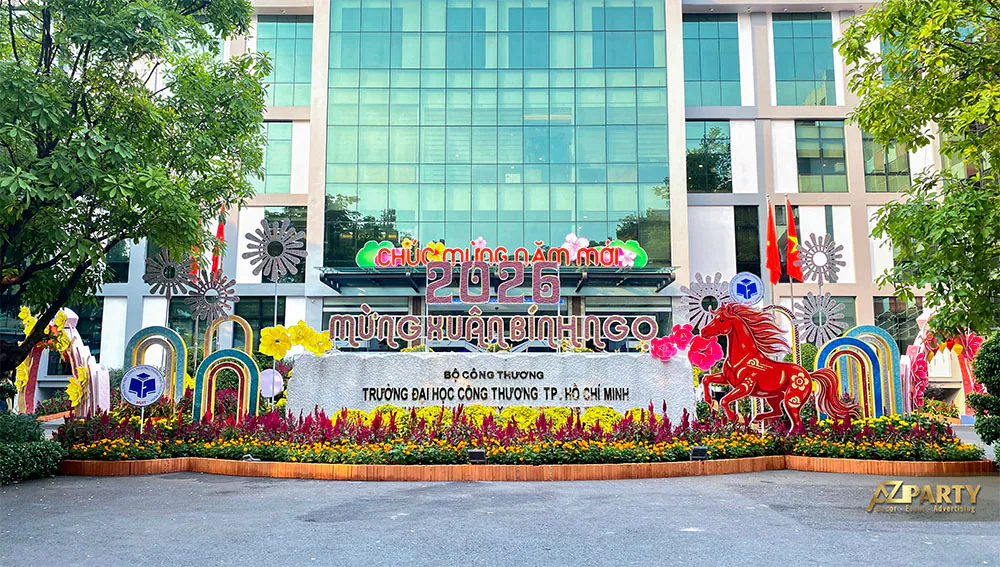 Trang trí tết tại trường đại học Công Thương có vườn hoa, bộ chữ 2026 mừng Xuân Bính Ngọ và linh vật ngựa 