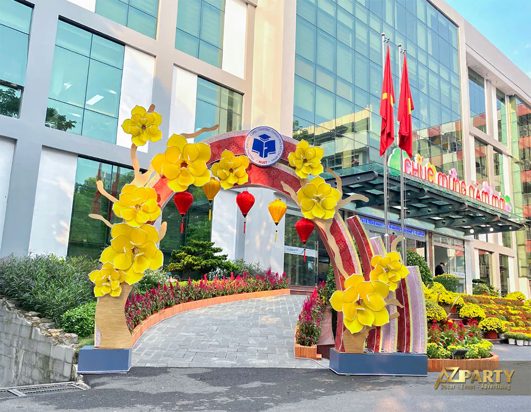 Trang trí cổng tết hoa mai rực rỡ tại trường ĐH công thương