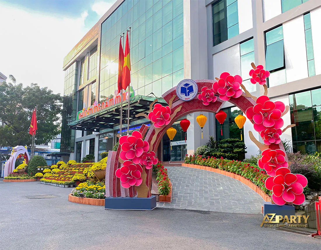 Trang trí tết với cổng hoa đào rực rỡ tại trường Đại Học Công Thương 
