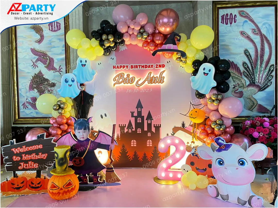 Trang trí tiệc sinh nhật bé Bảo Anh tròn 2 tuổi theo chủ đề Halloween ma mị nhưng dễ thương với bóng bay nghệ thuật và các mô hình đứng ngộ nghĩnh.