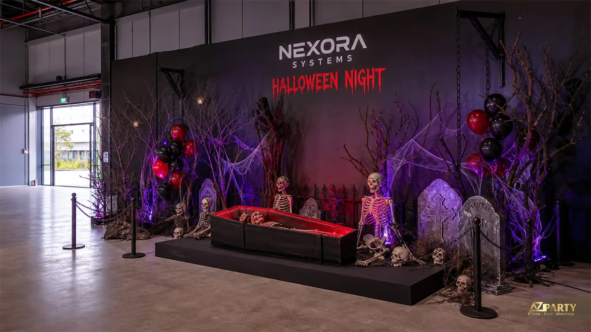 Khu check-in Halloween kinh dị với quan tài mở, bộ xương, bia mộ và cây khô