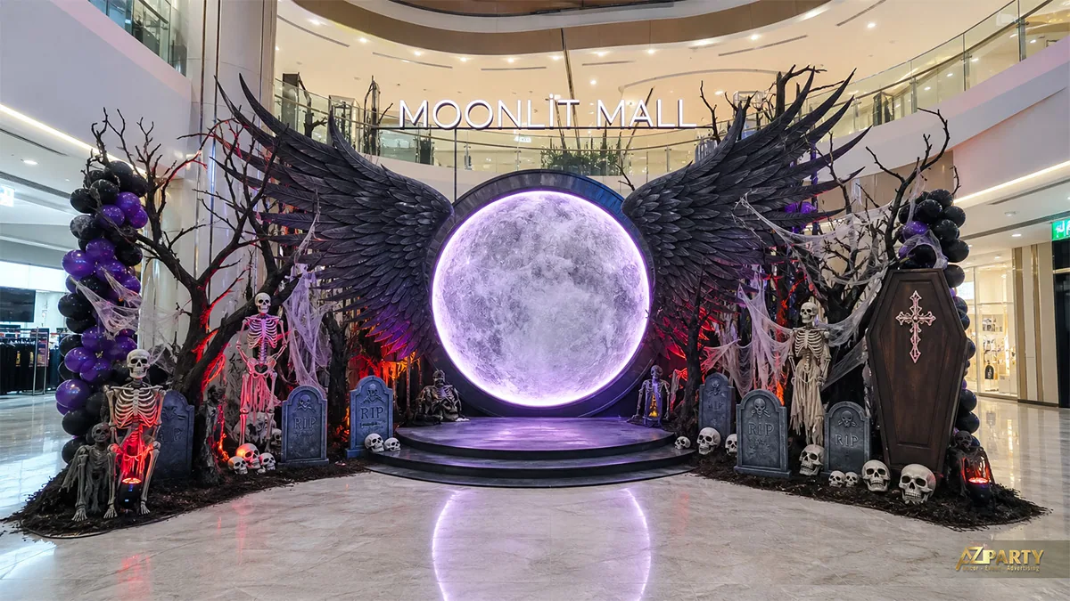 Khu check-in Halloween tại trung tâm thương mại với mặt trăng, đôi cánh đen và nghĩa địa