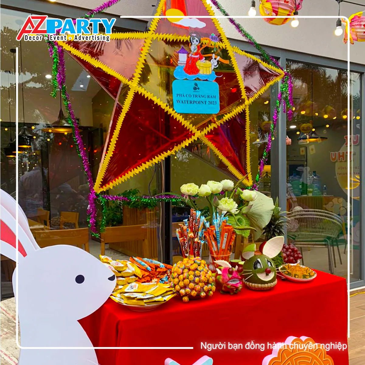 Bàn trưng bày trái cây, bánh kẹo teabreak được sắp đặt chu đáo trong sự kiện trung thu khu đô thị Waterpoint.