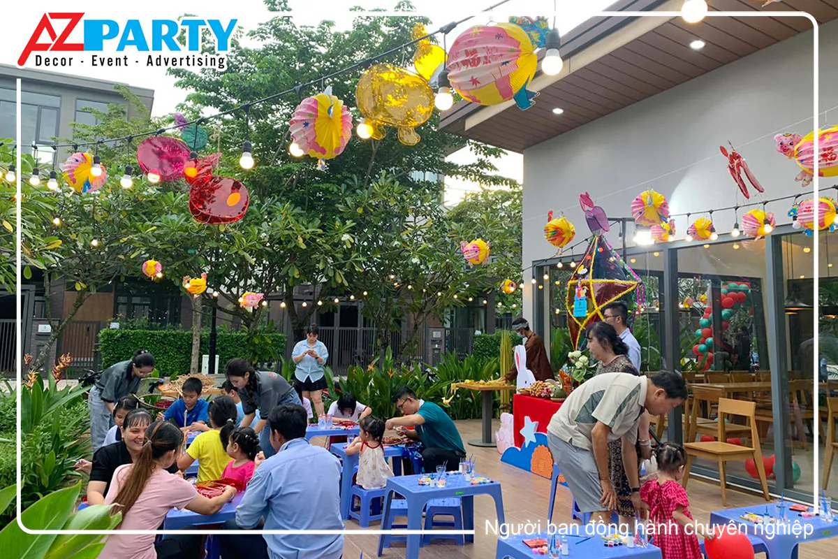 Đông đảo cư dân và trẻ em tập trung tại khu vực hoạt động trải nghiệm trong sự kiện trung thu Waterpoint.