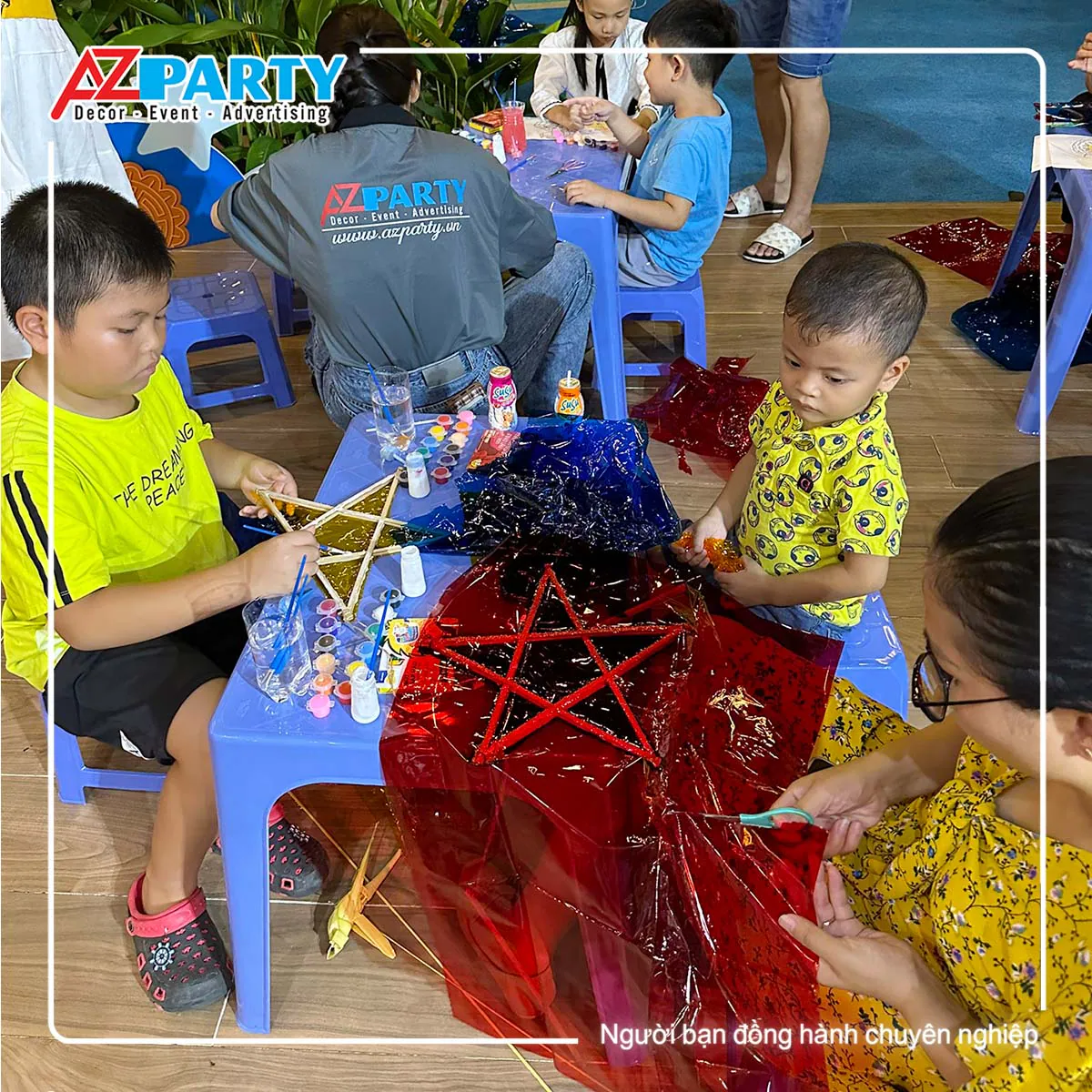 Người mẹ ân cần hỗ trợ và cùng con gái hoàn thành chiếc lồng đèn trung thu ông sao.