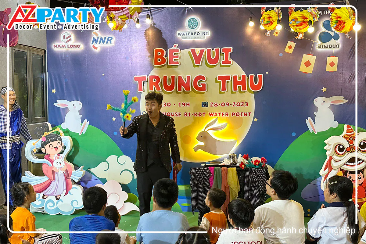 Nghệ sĩ biểu diễn ảo thuật độc đáo thu hút sự tò mò chú ý của các khán giả nhí tại Waterpoint.