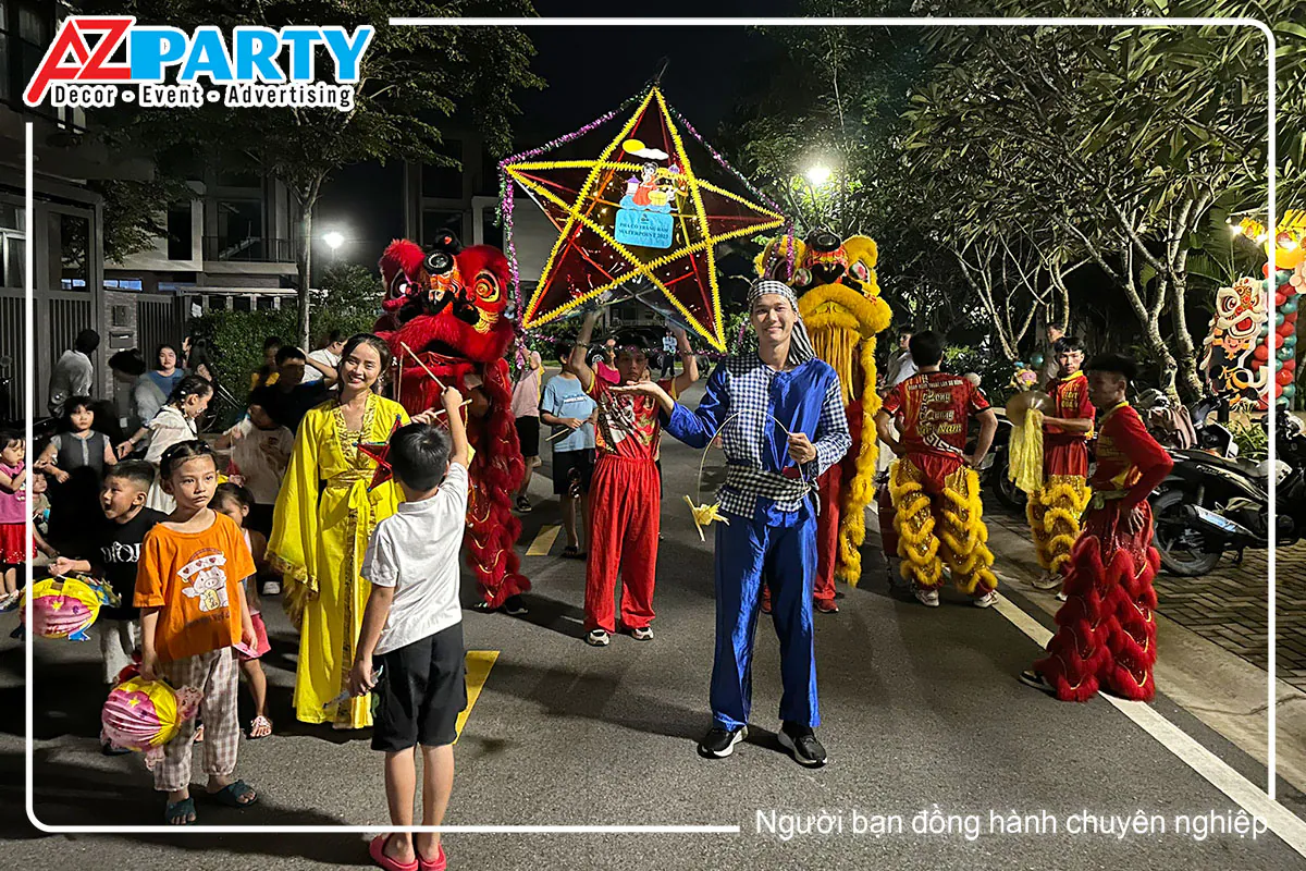 Đoàn lân sư rồng dẫn đầu đoàn rước đèn trung thu hoành tráng ngoài trời cùng các cư dân nhí Waterpoint.