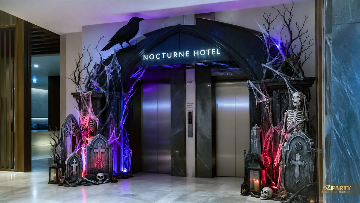 Khu thang máy khách sạn trang trí cổng vòm Gothic, bộ xương, quạ đen và bia mộ