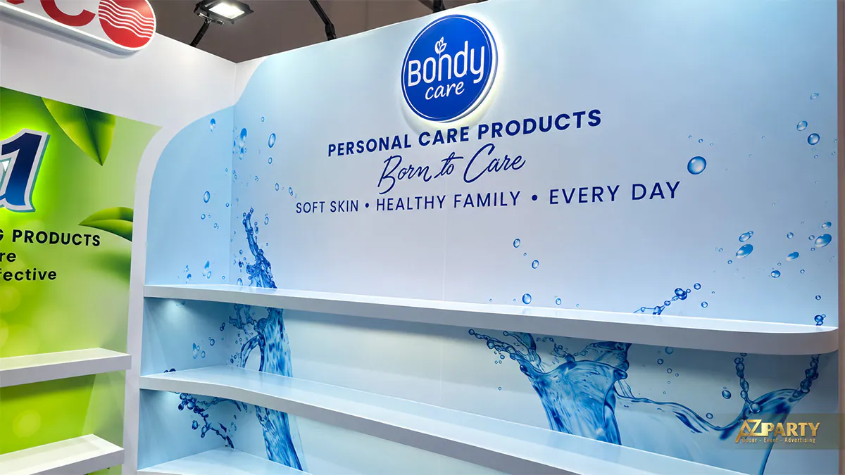 Khu trưng bày Bondy Care với nền xanh dương, hình ảnh nước và hệ kệ trắng bo cong