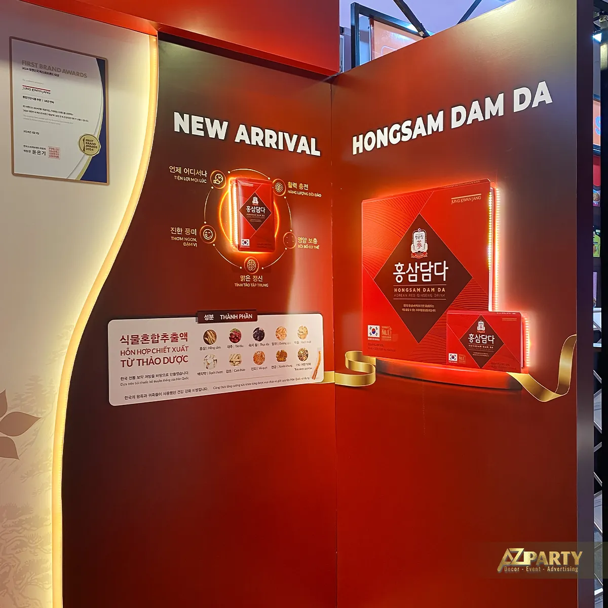 Khu trưng bày Hongsam Dam Da trong booth Jung Kwan Jang với nền đỏ nhận diện thương hiệu