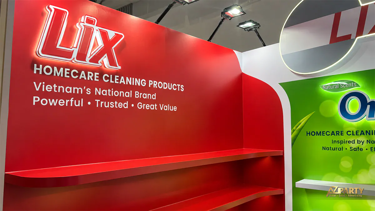 Cận cảnh logo Lix phát sáng và các tầng kệ đỏ dành cho sản phẩm chăm sóc nhà cửa